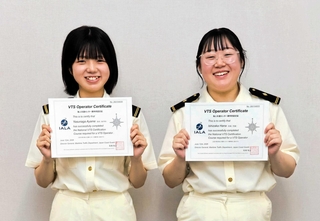 運用者資格認定証を受け取った石坂巴菜さん（右）と安永あやめさん＝大阪湾海上交通センター
