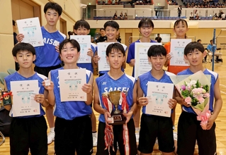 バドミントン男子団体で連覇を果たした彩星クラブ。全国の舞台を目標に掲げる＝中央体育館