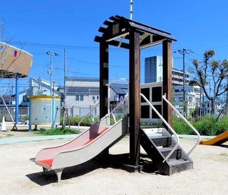 滑り台形の大型遊具（神戸市提供）