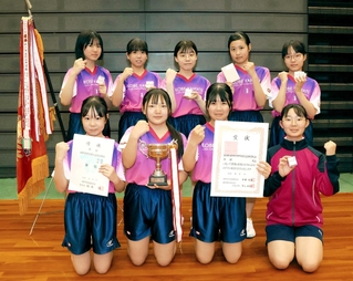 大会４連覇を果たした神戸山手グローバルの選手＝グリーンアリーナ神戸
