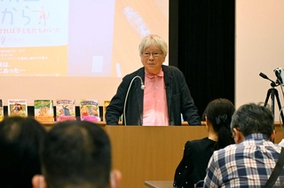 著書の着想のきっかけとなった教員時代を振り返る岡田淳さん＝神戸ファッション美術館