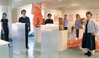 新たに加わった６人の作品が並ぶスタジオ＝神戸市中央区山手通３