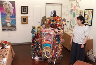 障害のある人らが手がけたアート作品が並ぶ会場＝南京町ギャラリー蝶屋