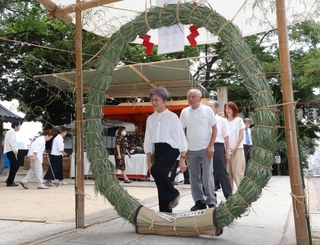 無病息災を願って茅の輪をくぐる氏子ら＝祇園神社