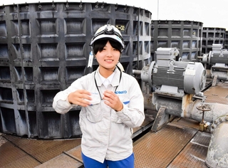 現場代理人として働く飯尾菜月さん。チームで作業を進める楽しさを実感しているという＝神戸市内