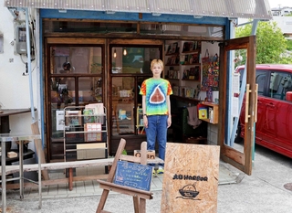 コインランドリーのスペースを改装した大日ハーバー。店内には、八木橋真由香さんが夫の恒治さんと一緒に選書した本棚がある＝神戸市長田区檜川町１