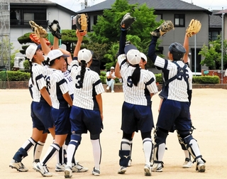 決勝戦で円陣を組む鷹匠中のメンバー＝北神戸中
