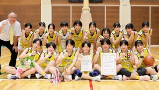 ７校の生徒の力を合わせて優勝を果たした西部拠点の生徒たち＝王子スポーツセンター