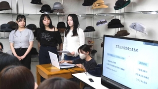 老舗帽子店の新たな事業プランを提案する学生たち＝中央区北長狭通２