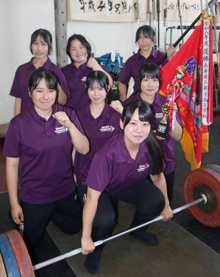 初優勝を喜ぶ髙橋里帆さん（前列）、（中列左から）金沢美空さん、間部瑠花さん、石田麗乃さん、（後列左から）下倉花梨さん、冨金原愛夢さん、香山みことさん＝舞子高校