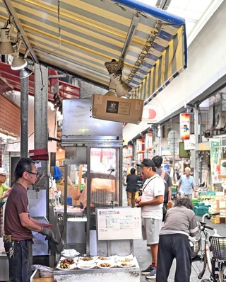 鶏肉店「鳥忠」の軒下で子育てするツバメ＝神戸市中央区八雲通４