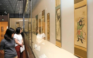 人物、動物、神仏など河鍋暁斎が描いた多彩な作品が並ぶ＝神戸市立博物館