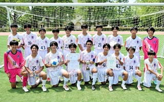 初優勝を飾った本多聞中の選手＝しあわせの村