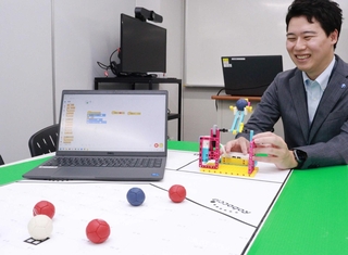 プログラミングなどを活用して操作するロボット＝神戸市中央区下山手通４