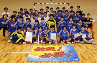 着実に得点を重ね、全勝優勝を果たした井吹台中の選手ら＝中央体育館