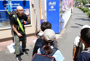父の思いを受け継ぎ、児童の見守り活動に取り組む伊藤公洋さん（左端）＝神戸市北区有野中町１