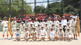 ２連覇を果たした鷹匠中＝あじさいスタジアム北神戸サブＡ球場