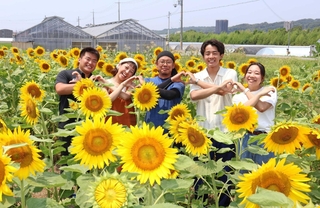 ヒマワリ畑を企画した原さつきさん（左から２人目）、鶴田善久さん（同３人目）ら＝神戸市西区伊川谷町前開