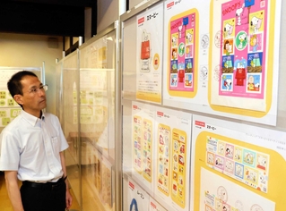 アニメのヒーローや漫画のキャラクター切手が並ぶ＝切手文化博物館
