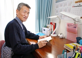 書斎の勉強机に向かう伊藤雅人さん。この机で、塾講師の試験勉強に励んだ＝神戸市垂水区