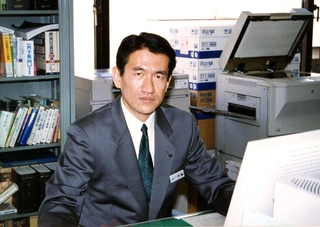 ２０００年、日新信用金庫本店で勤務する伊藤雅人さん。仕事の傍ら、資格の取得に励んでいた（本人提供）