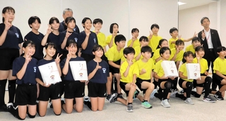 全国大会への出場を決め、記念写真に納まる２チームの選手たち＝神戸市西区糀台５