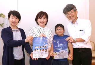 朗読劇を紹介する長澤美紀子さん（左から２人目）と出演者＝神戸市兵庫区湊町４