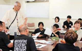 心理カウンセラーの佐藤秀明さんから出された課題に、楽しそうに取り組む参加者ら＝中央区橘通３、神戸市立婦人会館