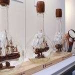 愛好会のメンバーが制作した作品が並ぶ会場＝神戸海洋博物館