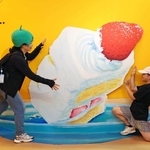 誕生日ケーキが倒れそうなピンチに立ち向かう親子＝神戸阪急
