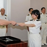 運用者資格認定証を受け取る安永あやめさん（右）＝大阪湾海上交通センター