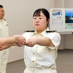 運用者資格認定証を受け取る石坂巴菜さん＝大阪湾海上交通センター