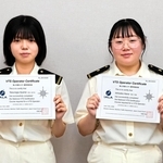 運用者資格認定証を受け取った石坂巴菜さん（右）と安永あやめさん＝大阪湾海上交通センター