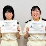 運用者資格認定証を受け取った石坂巴菜さん（右）と安永あやめさん＝大阪湾海上交通センター