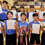 バドミントン男子団体で連覇を果たした彩星クラブ。全国の舞台を目標に掲げる＝中央体育館