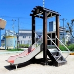 滑り台形の大型遊具（神戸市提供）