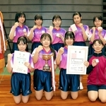 大会４連覇を果たした神戸山手グローバルの選手＝グリーンアリーナ神戸