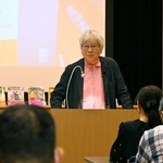 著書の着想のきっかけとなった教員時代を振り返る岡田淳さん＝神戸ファッション美術館