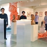 新たに加わった６人の作品が並ぶスタジオ＝神戸市中央区山手通３