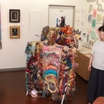 障害のある人らが手がけたアート作品が並ぶ会場＝南京町ギャラリー蝶屋