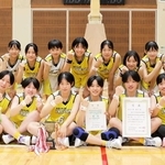 ７校の生徒の力を合わせて優勝を果たした西部拠点の生徒たち＝王子スポーツセンター