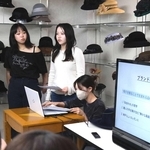 老舗帽子店の新たな事業プランを提案する学生たち＝中央区北長狭通２