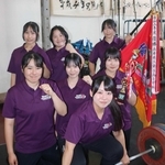 初優勝を喜ぶ髙橋里帆さん（前列）、（中列左から）金沢美空さん、間部瑠花さん、石田麗乃さん、（後列左から）下倉花梨さん、冨金原愛夢さん、香山みことさん＝舞子高校