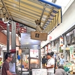 鶏肉店「鳥忠」の軒下で子育てするツバメ＝神戸市中央区八雲通４