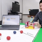 プログラミングなどを活用して操作するロボット＝神戸市中央区下山手通４