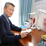 書斎の勉強机に向かう伊藤雅人さん。この机で、塾講師の試験勉強に励んだ＝神戸市垂水区