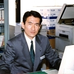 ２０００年、日新信用金庫本店で勤務する伊藤雅人さん。仕事の傍ら、資格の取得に励んでいた（本人提供）