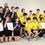 全国大会への出場を決め、記念写真に納まる２チームの選手たち＝神戸市西区糀台５