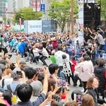 初開催となった昨年の大会。沿道を埋め尽くした観衆の前で、三宮と元町のプライドを懸けた熱戦が繰り広げられた＝２０２５年１０月、神戸市中央区三宮町