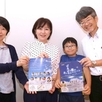 朗読劇を紹介する長澤美紀子さん（左から２人目）と出演者＝神戸市兵庫区湊町４